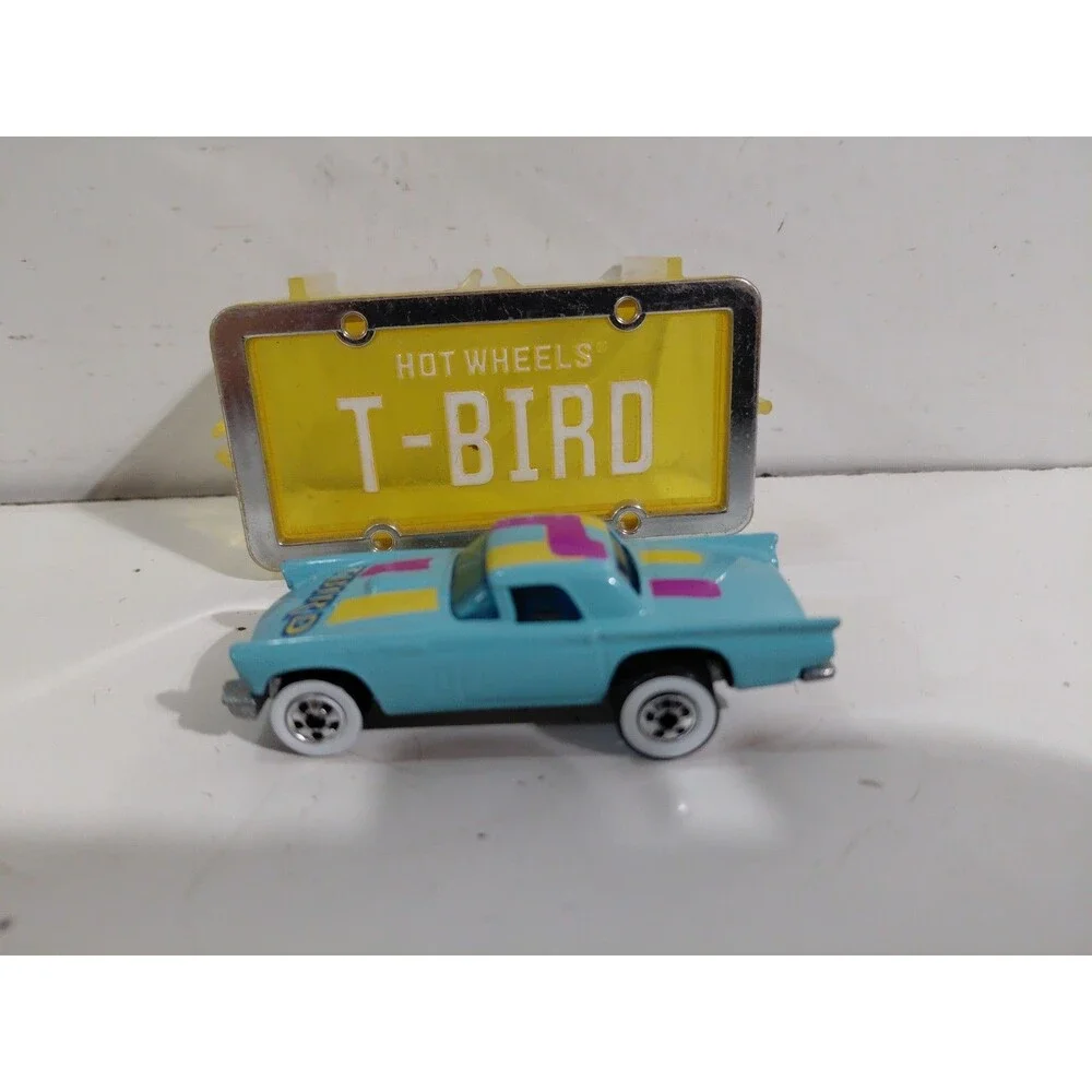 Hot Wheels Park N' Plates 1:64 Die Cast Ford Thunderbird Classic Car w/Case